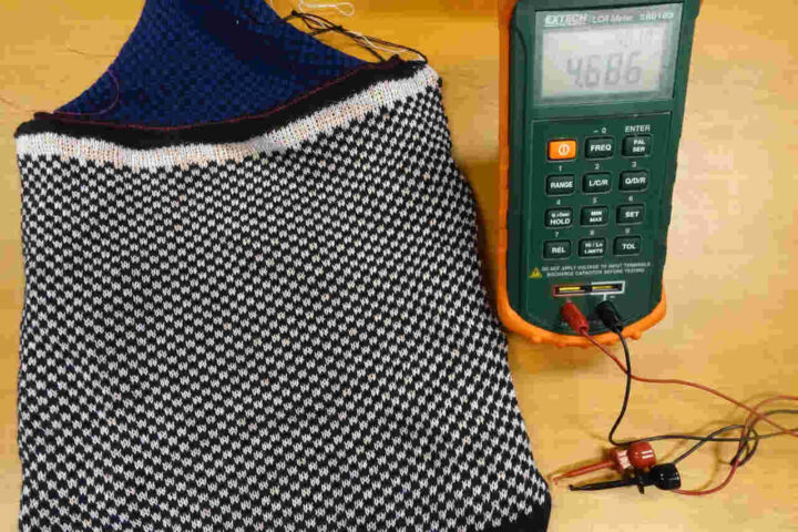Knitted clothing as energy storage device